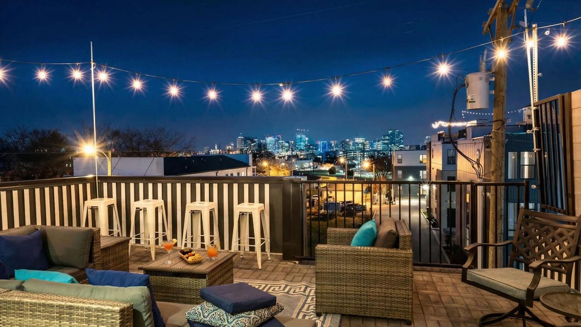 New Luxe 4br 12 Beds - Roofdeck Views - Chefs Kitchen Holiday home Nashville