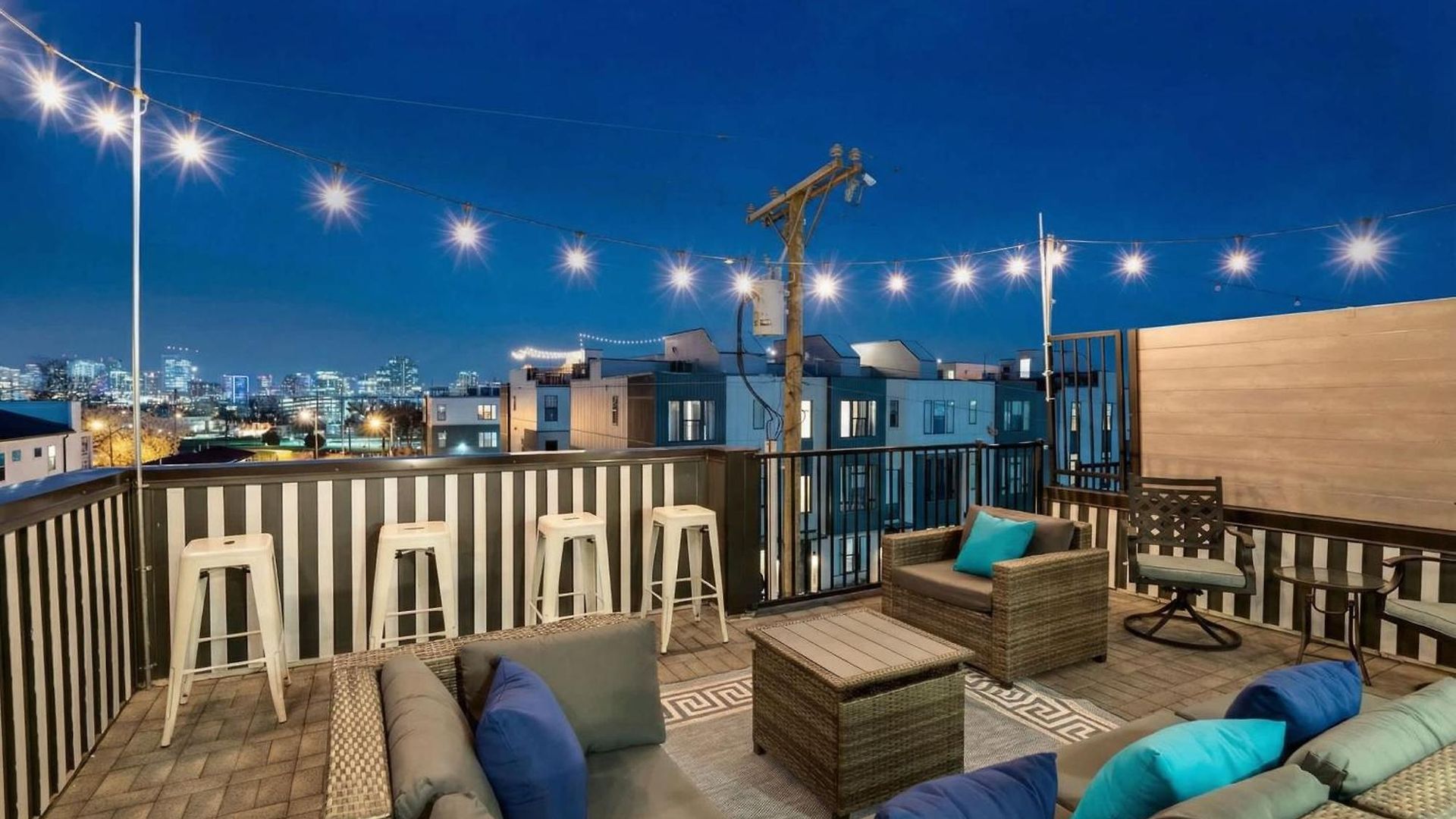 New Luxe 4br 12 Beds - Roofdeck Views - Chefs Kitchen Holiday home Nashville