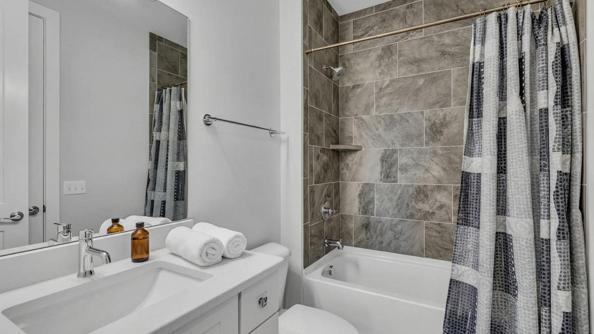 New Luxe 4br 12 Beds - Roofdeck Views - Chefs Kitchen Nashville