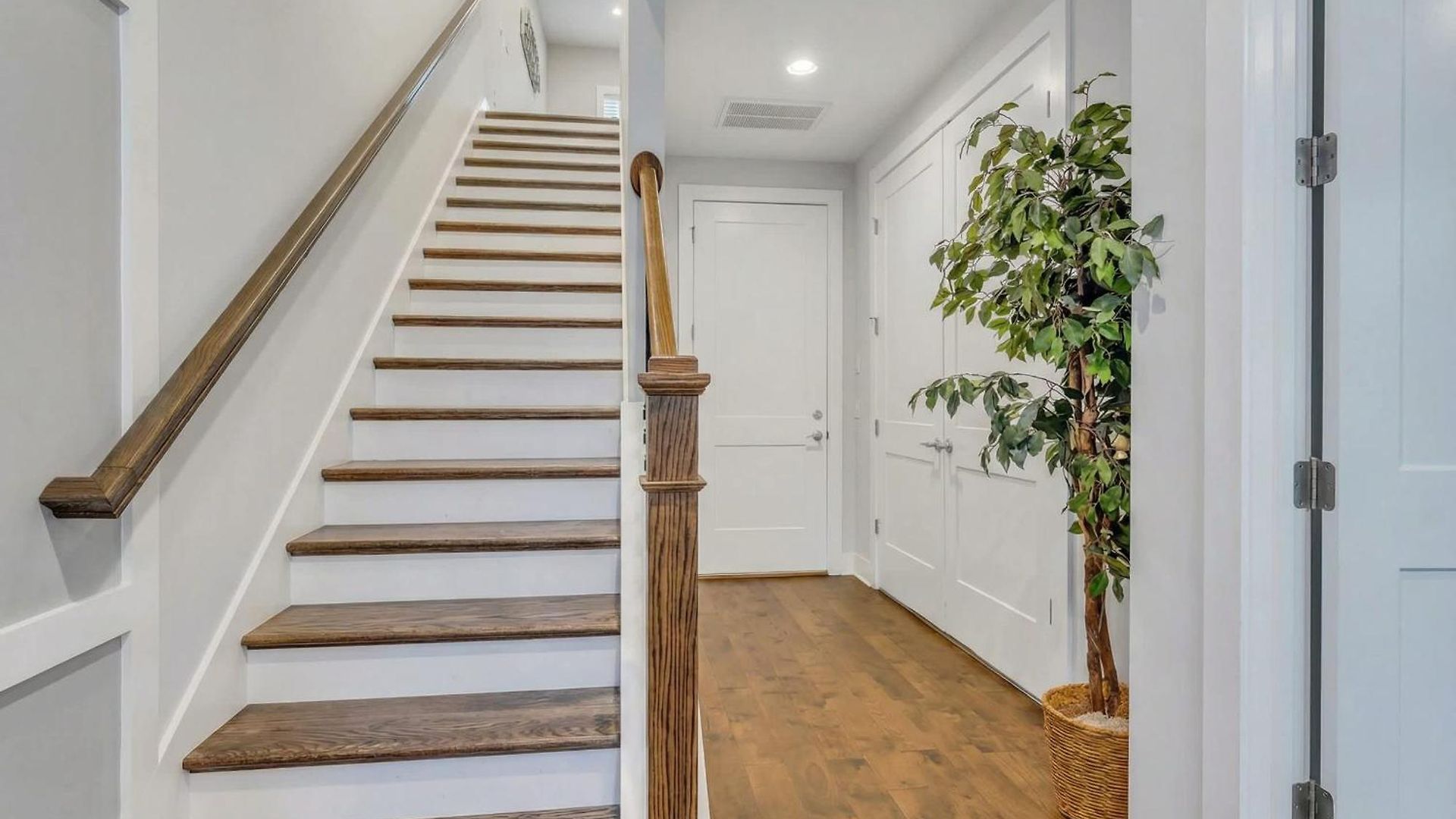 New Luxe 4br 12 Beds - Roofdeck Views - Chefs Kitchen Holiday home Nashville