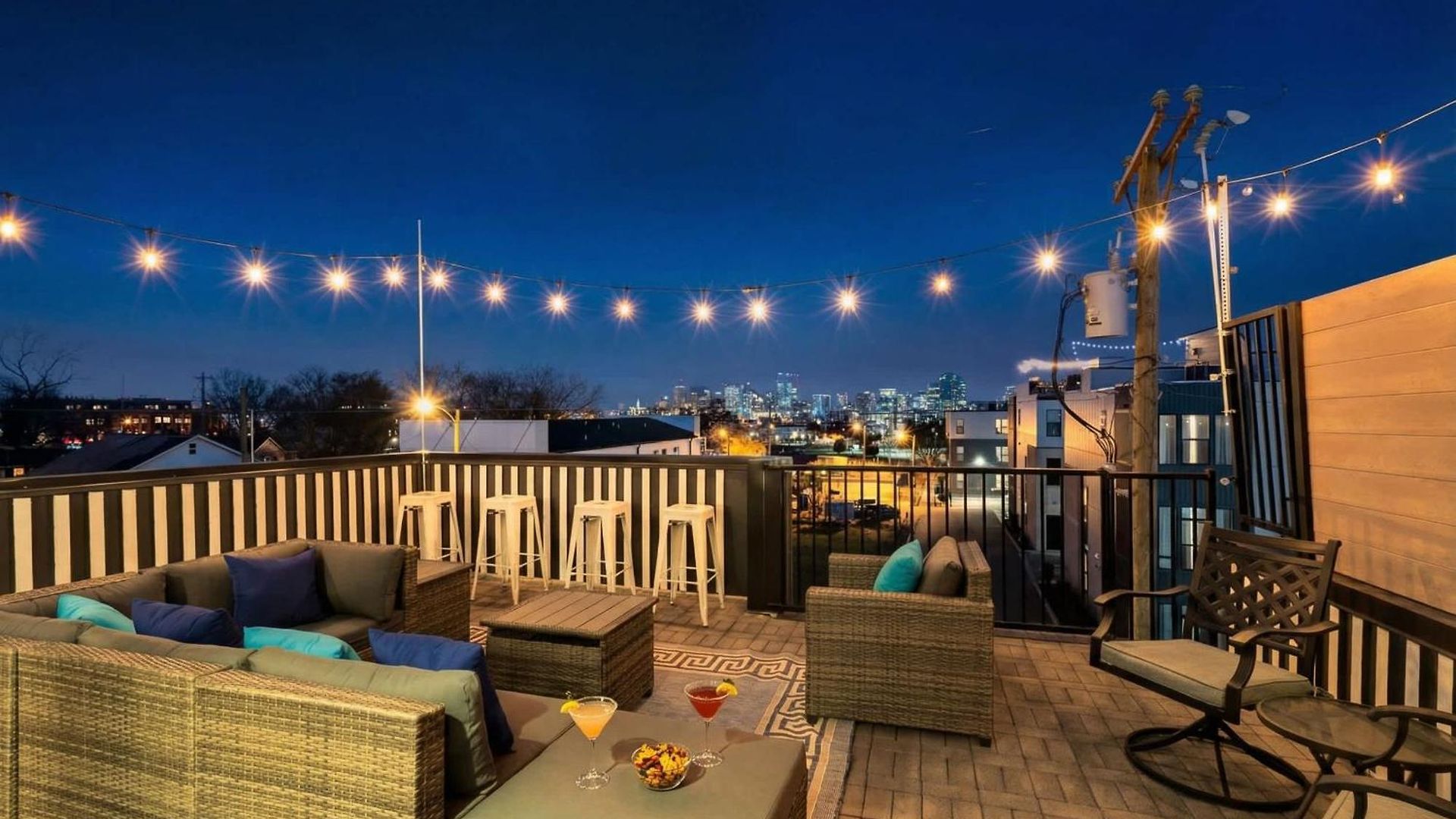 New Luxe 4br 12 Beds - Roofdeck Views - Chefs Kitchen