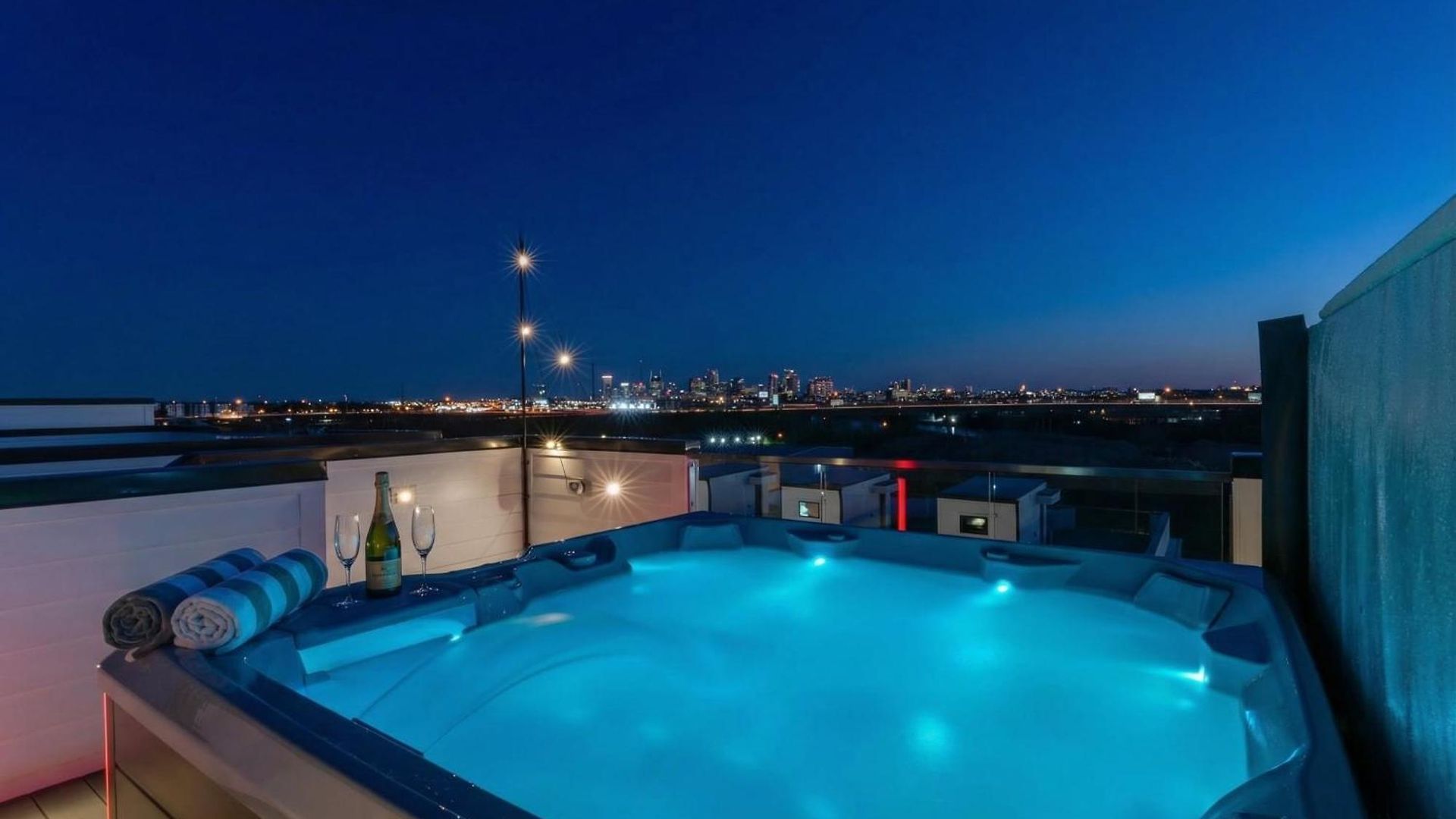 Holiday home New We Roll Rooftop - Hot Tub With Views - 13 Beds *