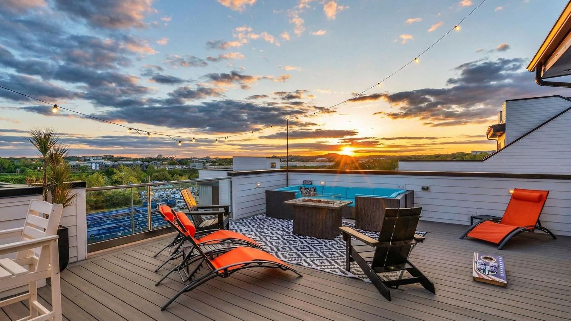 New We Roll Rooftop - Hot Tub With Views - 13 Beds *