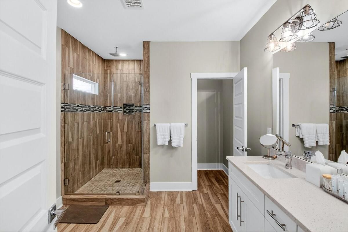 Speakeasy Game Room, Hot Tub, Fire Pit, King Bed - Close To Downtown Holiday home *