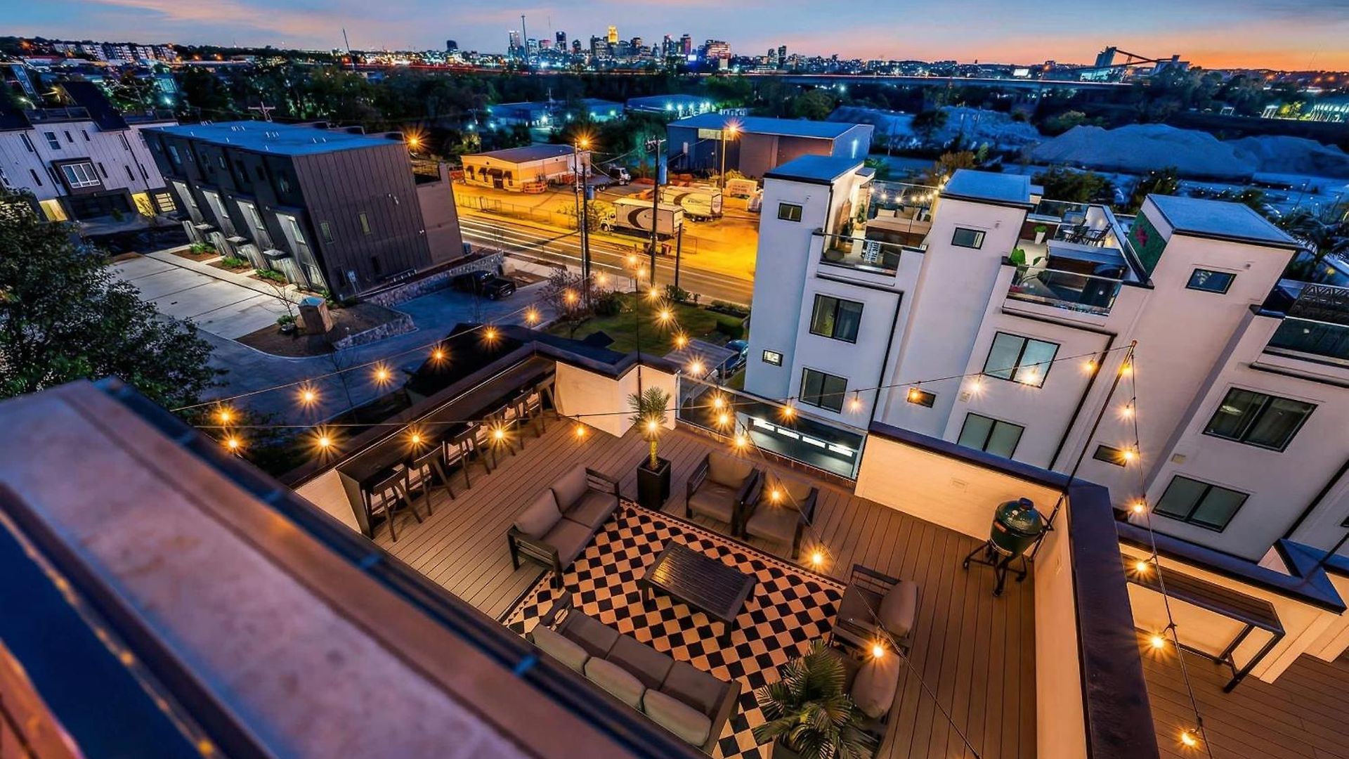 Rooftop Hot Tub Views Pac-man Pool Table Holiday home *