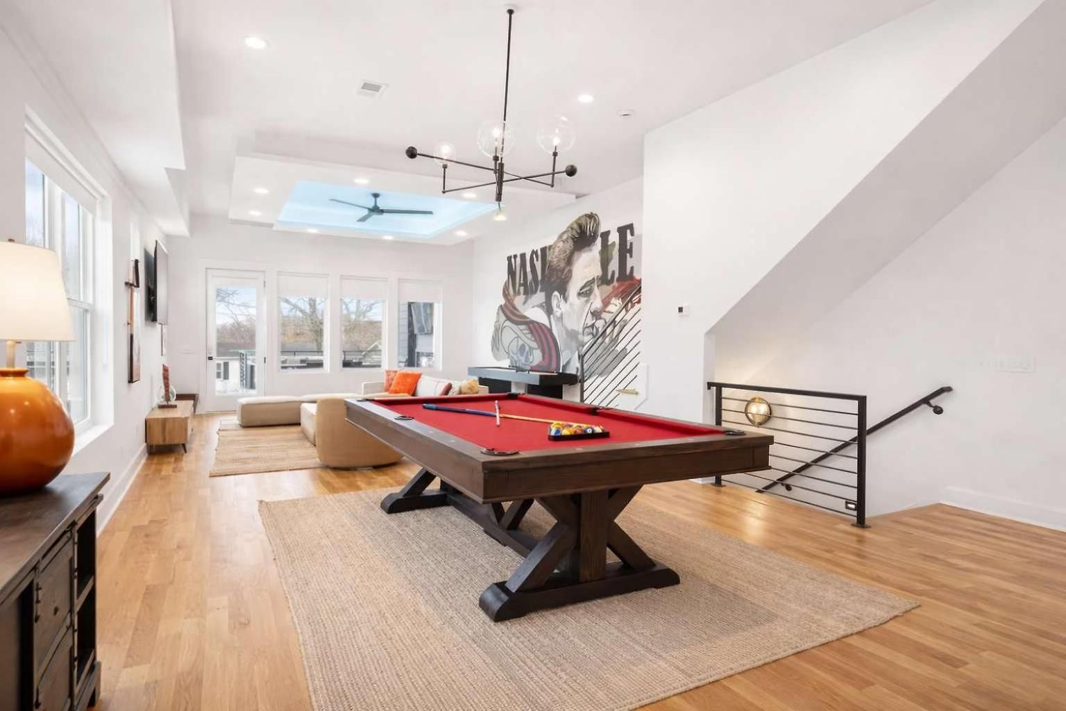 Stylish Multi-level Retreat Rooftop & Pool Table Holiday home