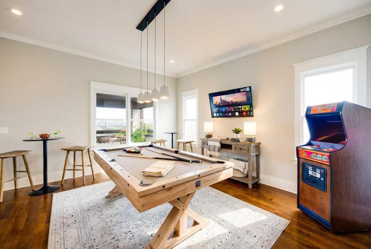 Luxe Pool Hot Tub & Game Downtown Holiday home