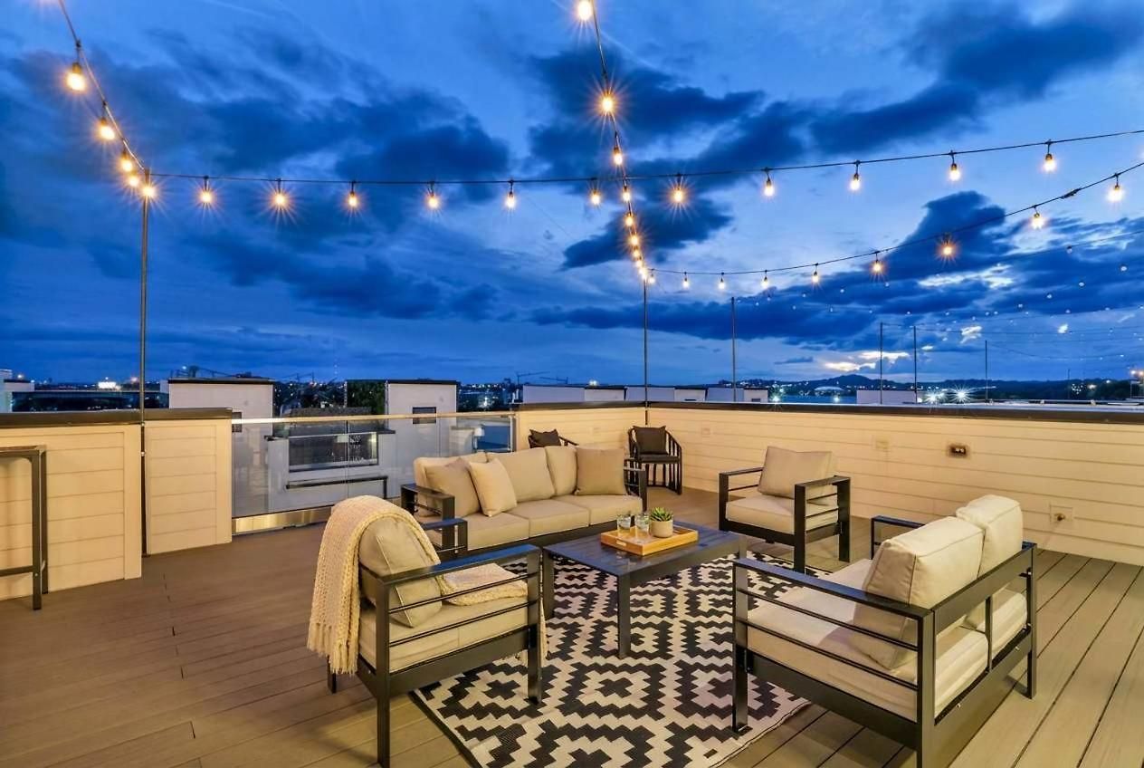 Double Rooftop Decks Hot Tub Karaoke Holiday home *