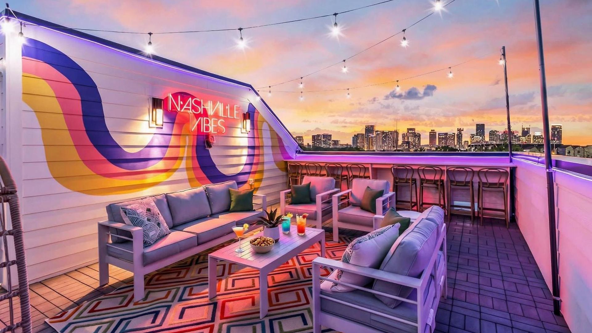 Game & Rooftop Deck At Downtown Holiday home *