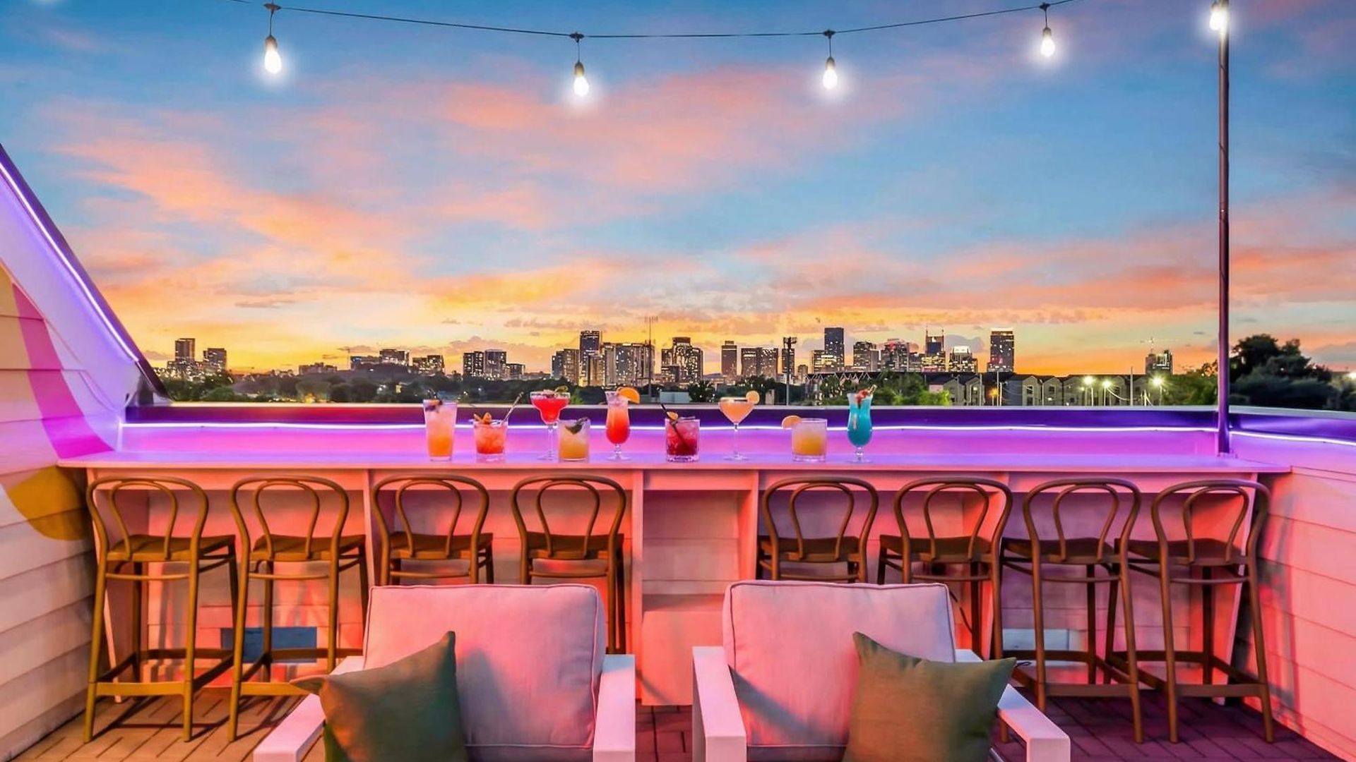Game & Rooftop Deck At Downtown