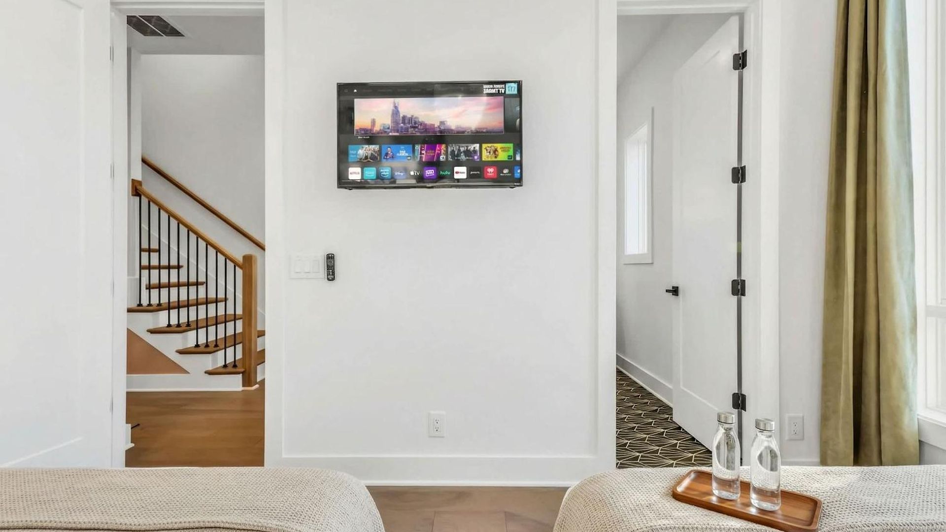 Game & Rooftop Deck At Downtown Holiday home *
