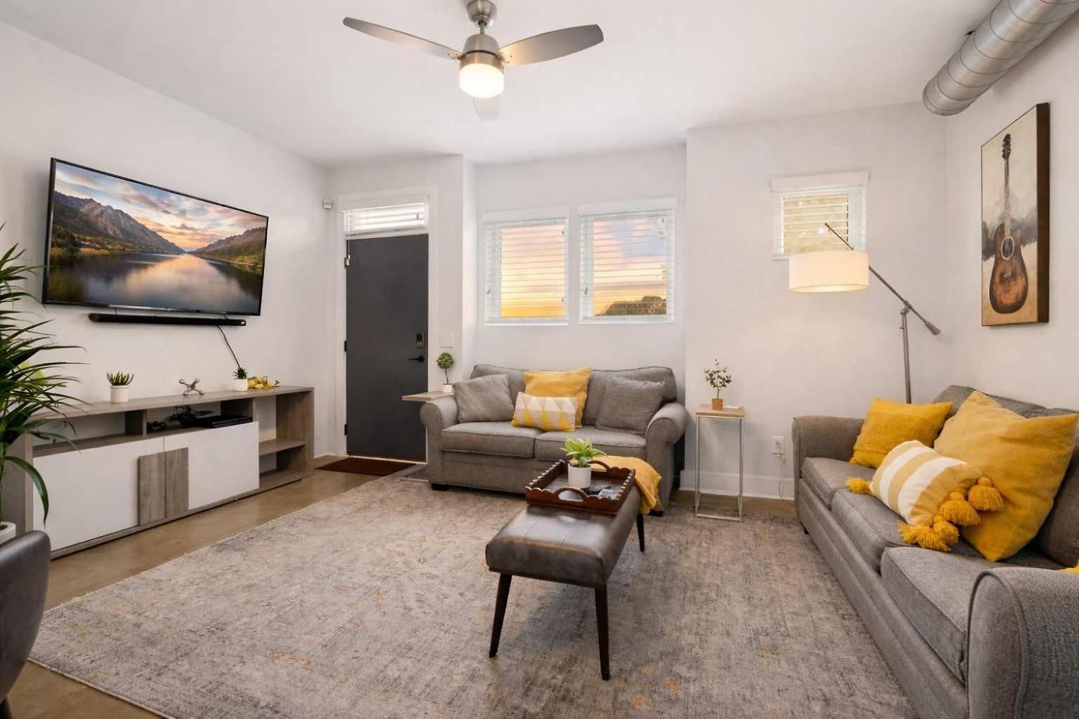 Holiday home Modern 3-story Townhome W Rooftop & Views *