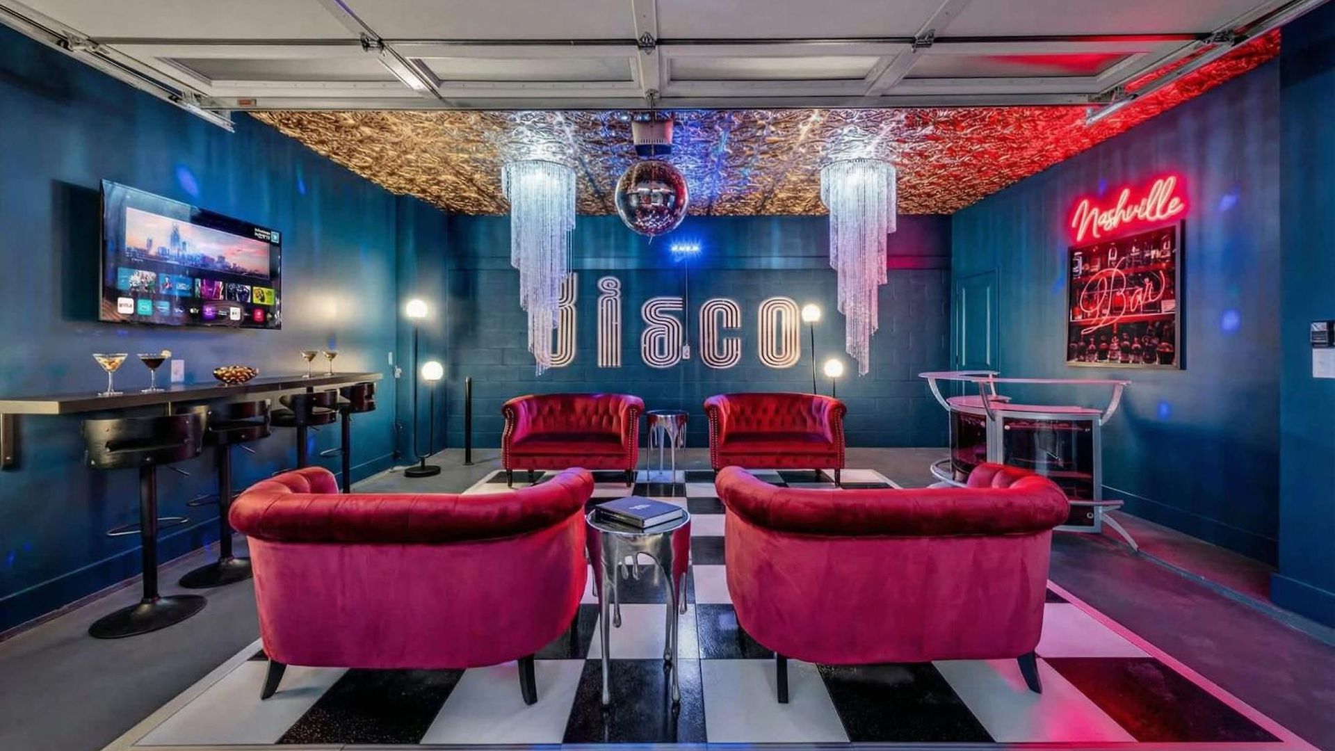 Holiday home Disco Themed Hot Tub & Rooftop Decks In