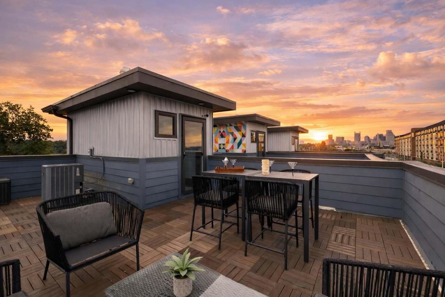 Modern 3-story Townhome W Rooftop & Views Holiday home *