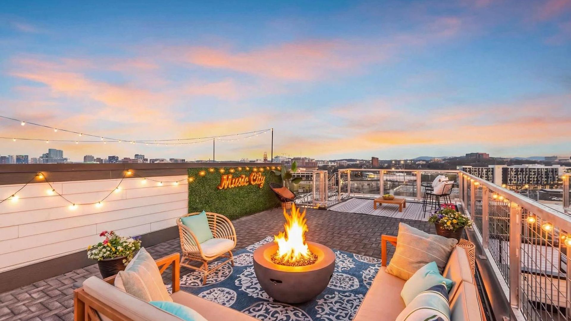 Rooftop Downtown Views - Bluebird Karaoke Holiday home *