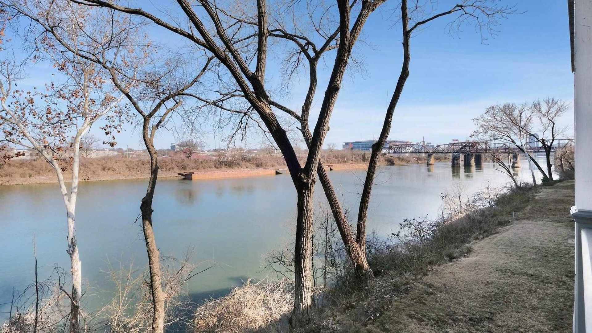Riverfront Charm - A Scenic Downtown For 6 Holiday home *