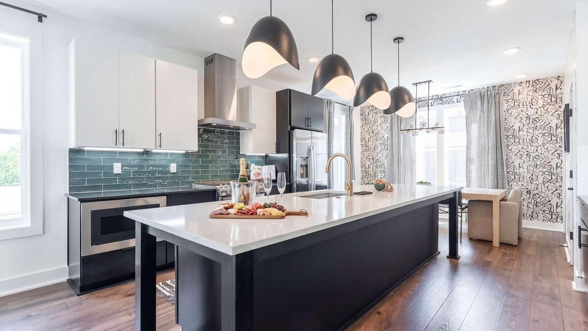Holiday home Luxe 4br Retreat With Rooftop Fire Pit & Garage *