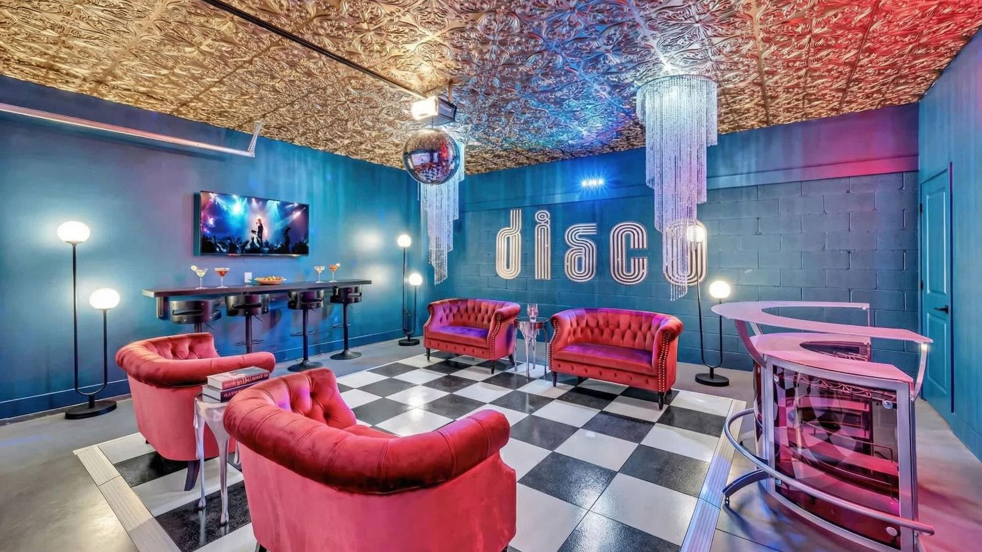 Disco Themed Hot Tub & Rooftop Decks In Holiday home