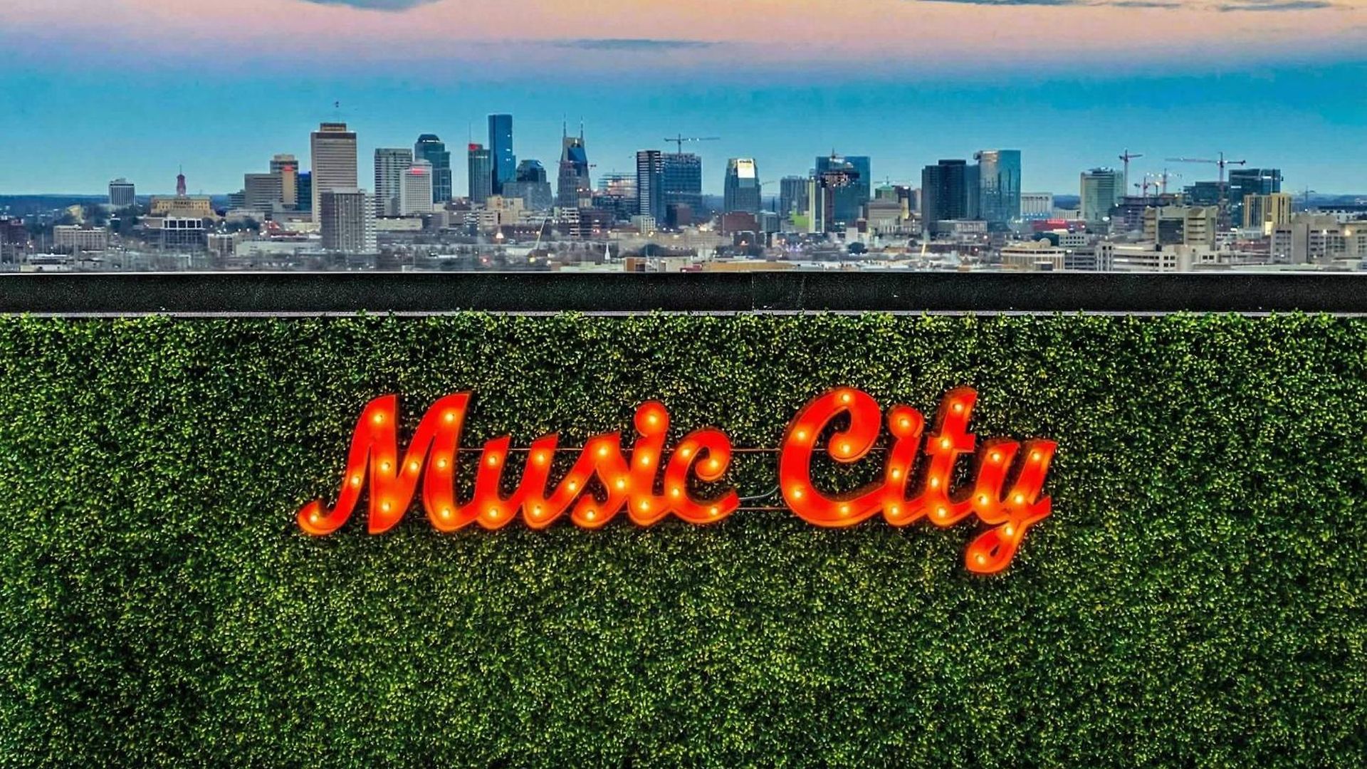 Holiday home Rooftop Downtown Views - Bluebird Karaoke