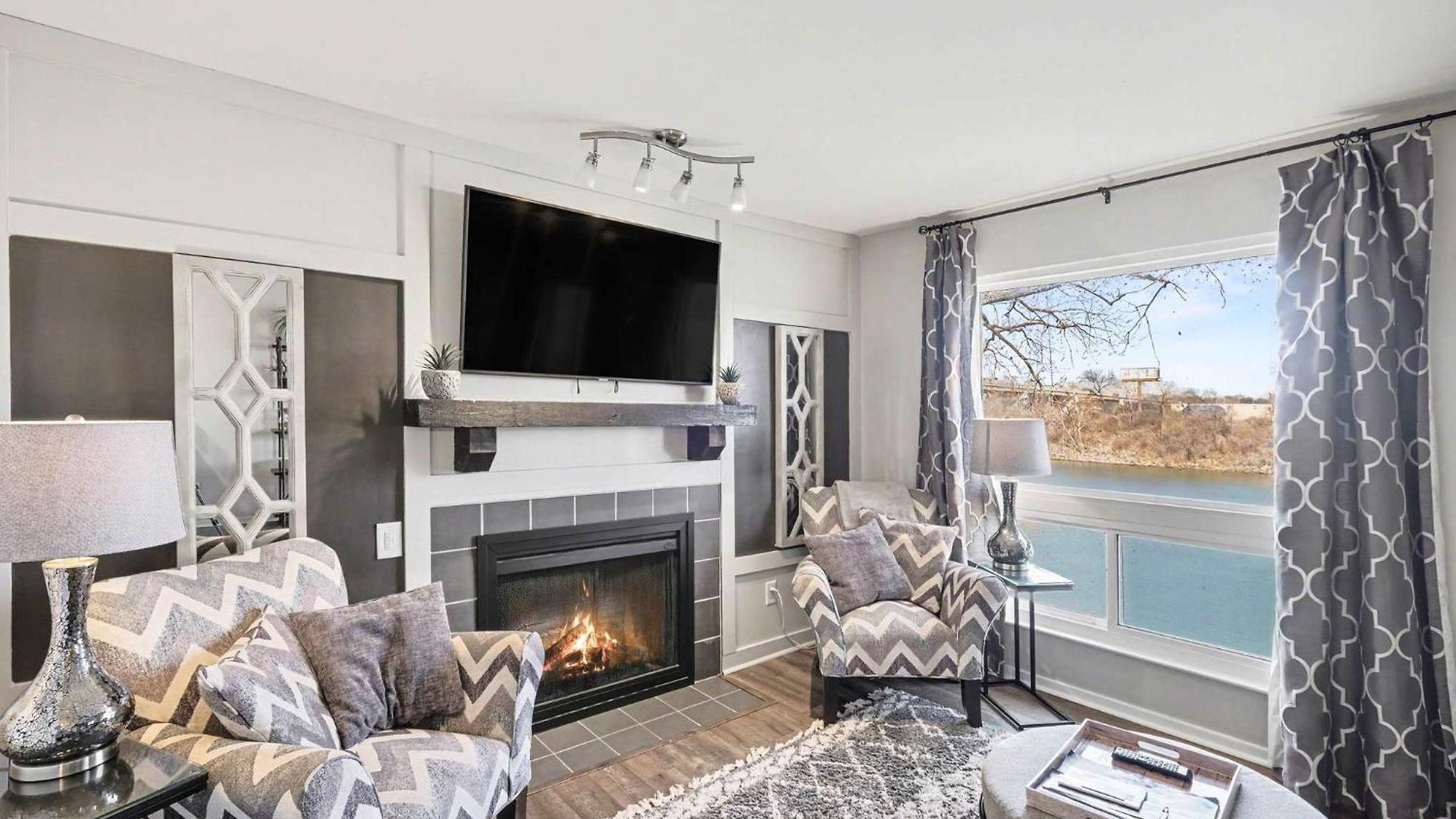 Riverfront Charm - A Scenic Downtown For 6 *
