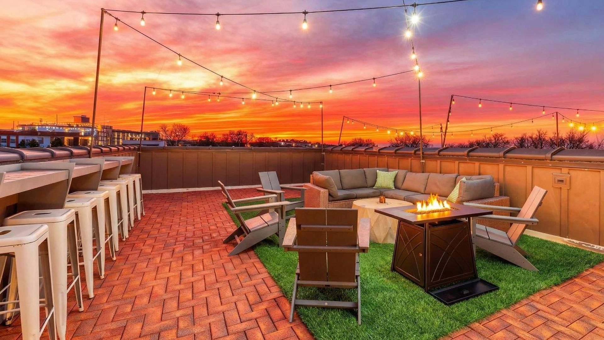 Skyline Views With Double Rooftop Deck & Game Holiday home Nashville
