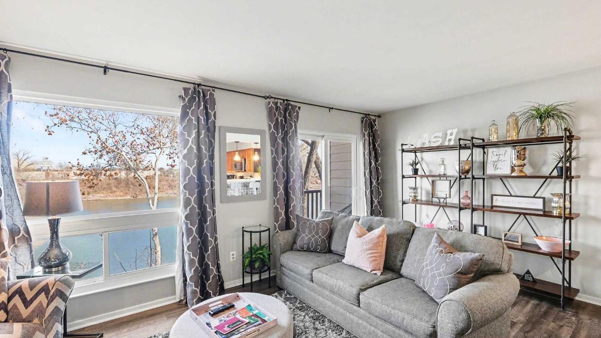 Riverfront Charm - A Scenic Downtown For 6 Nashville