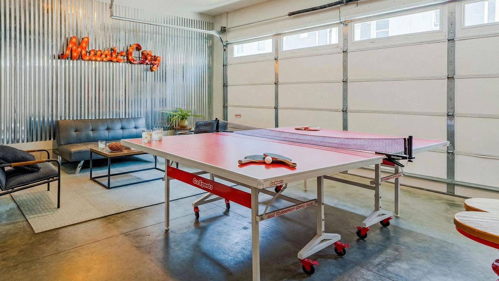 Rooftop Deck Grill Ping Pong Near Downtown Holiday home Nashville