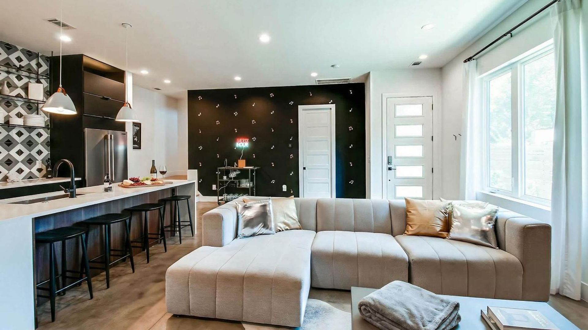 Dual Homes Rooftop Deck In Downtown Holiday home *