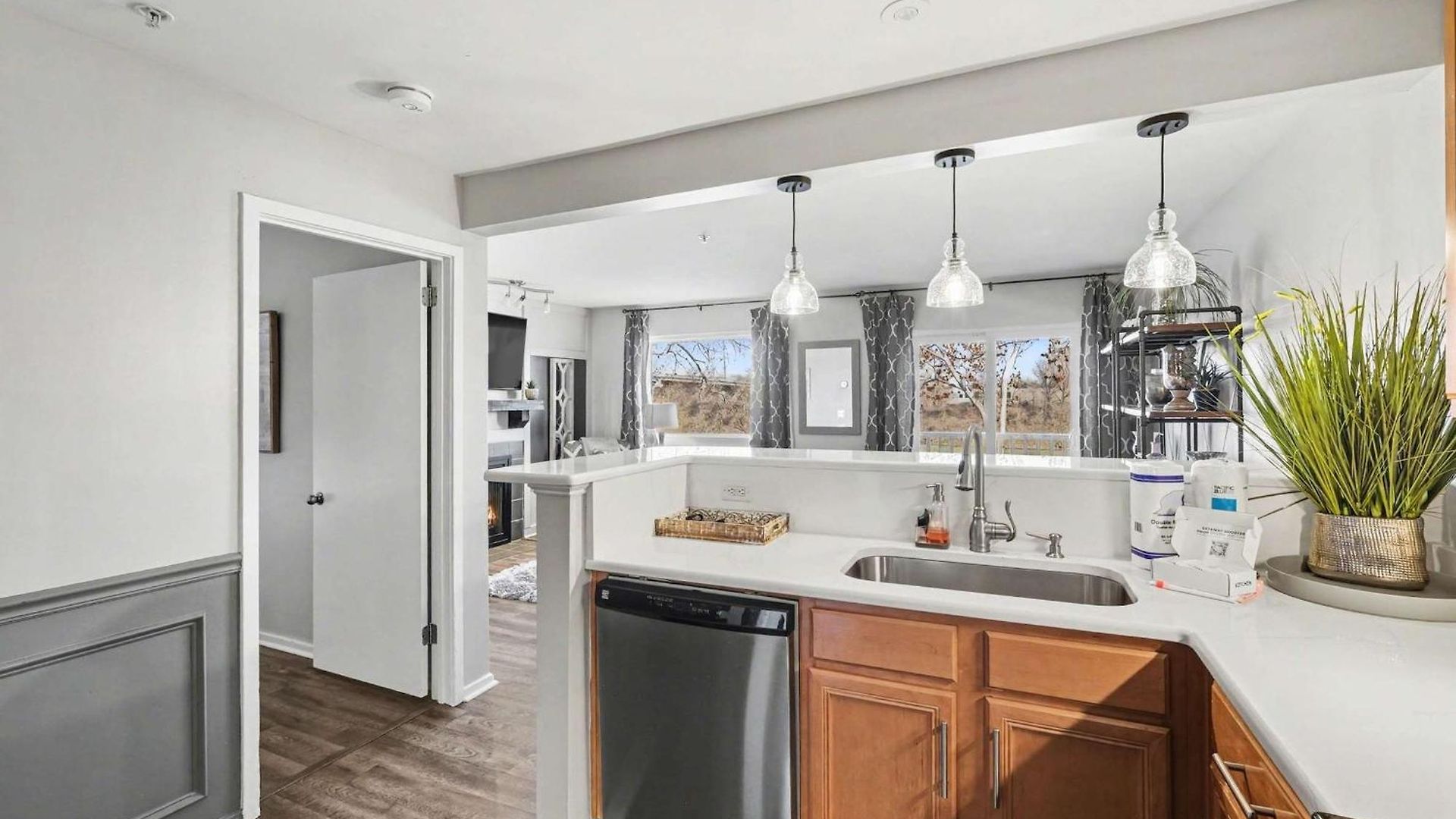 Riverfront Charm - A Scenic Downtown For 6 Holiday home *