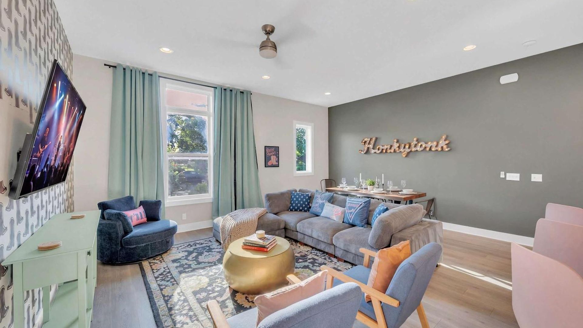 Holiday home Brand New Views Karaoke Near Downtown
