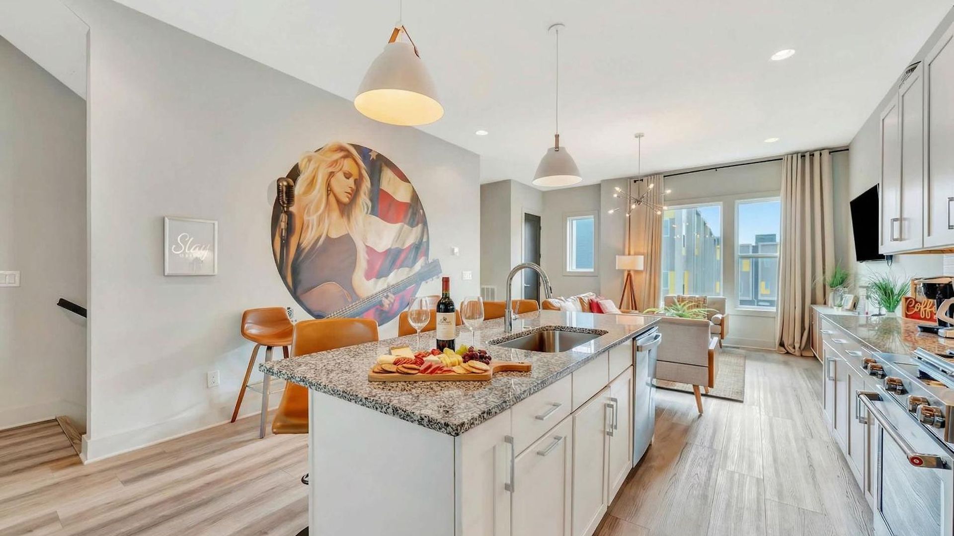 Holiday home Rooftop Deck Grill Ping Pong Near Downtown *