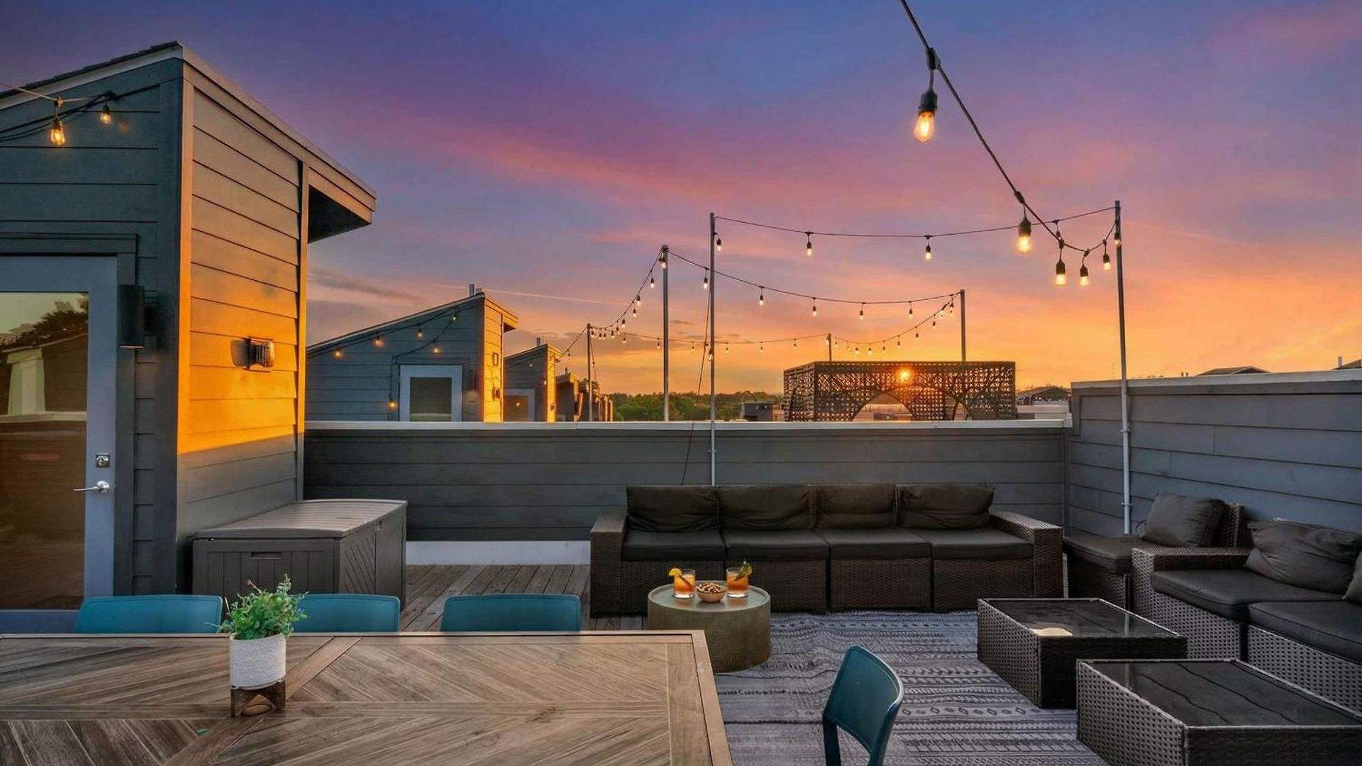 Rooftop Deck 2 Car Garage Near Downtown Holiday home Nashville