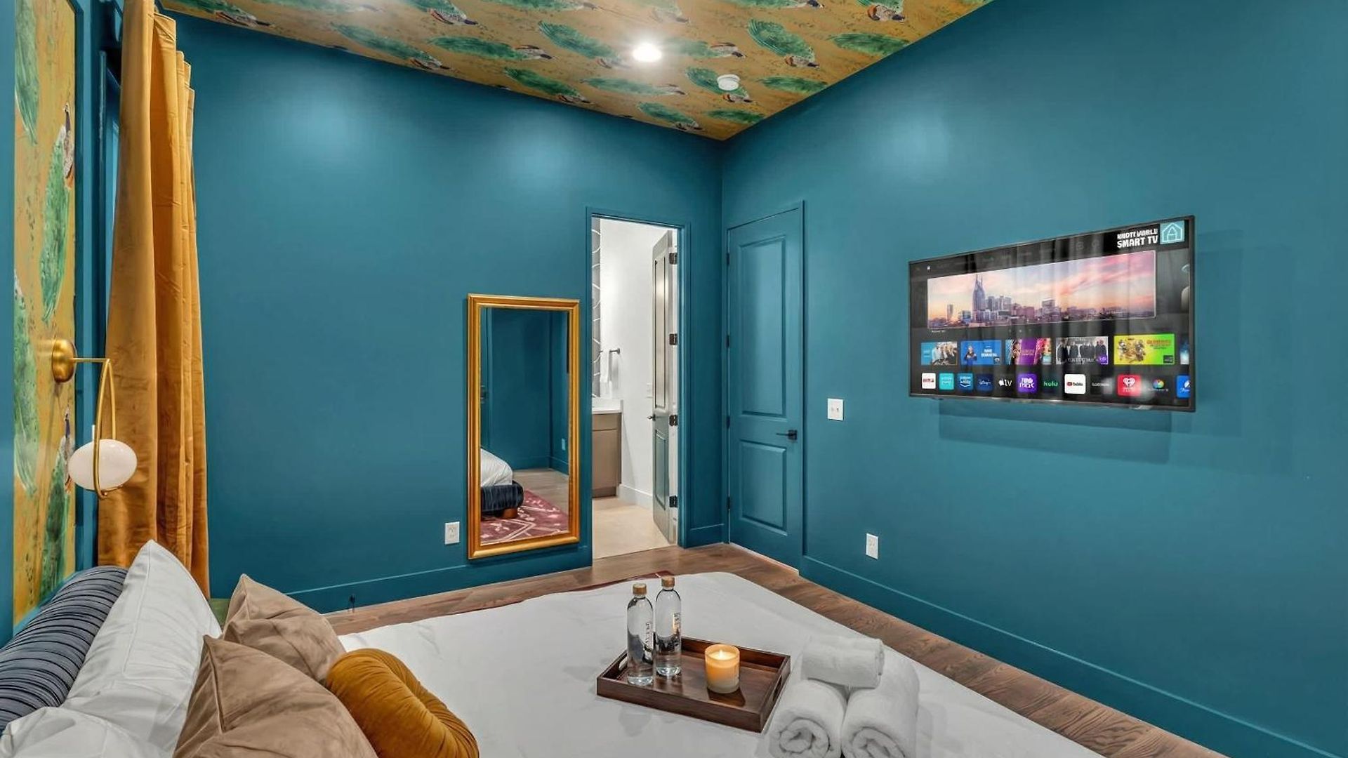 Holiday home Disco Themed Hot Tub & Rooftop Decks In