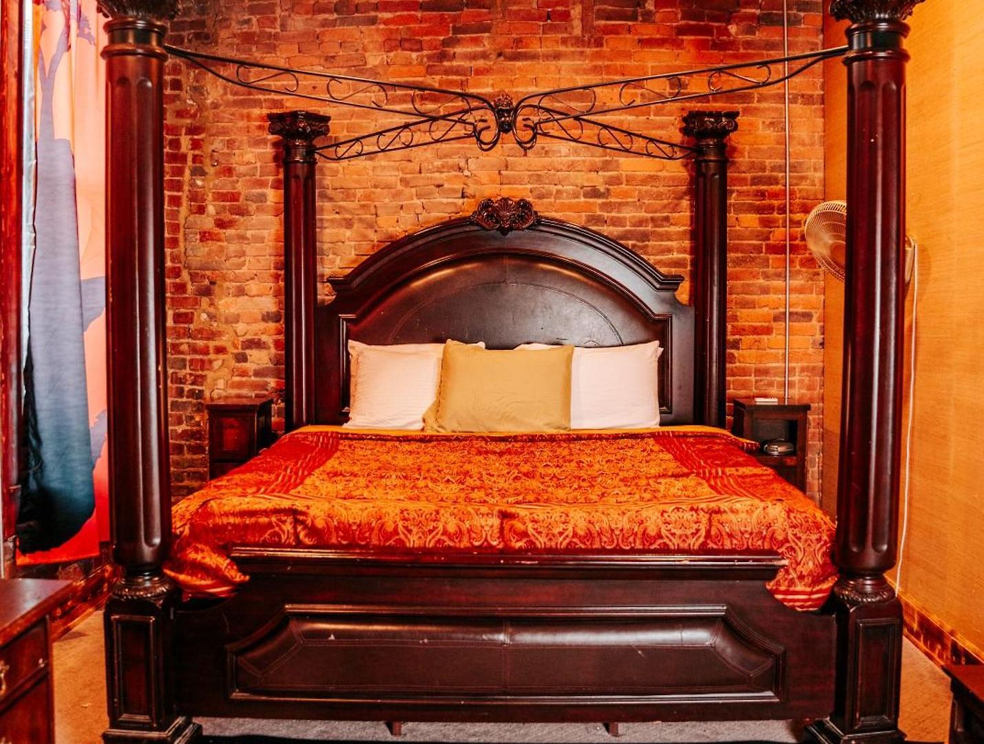 Broadway 4br 2bth 2500sf Art Gallery And Steam * Nashville