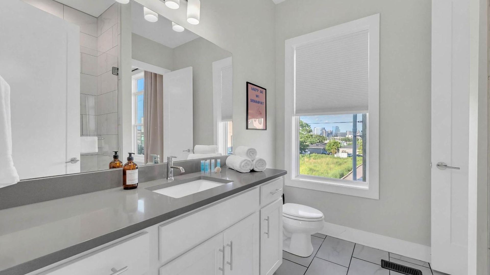 Brand New Views Karaoke Near Downtown Holiday home *