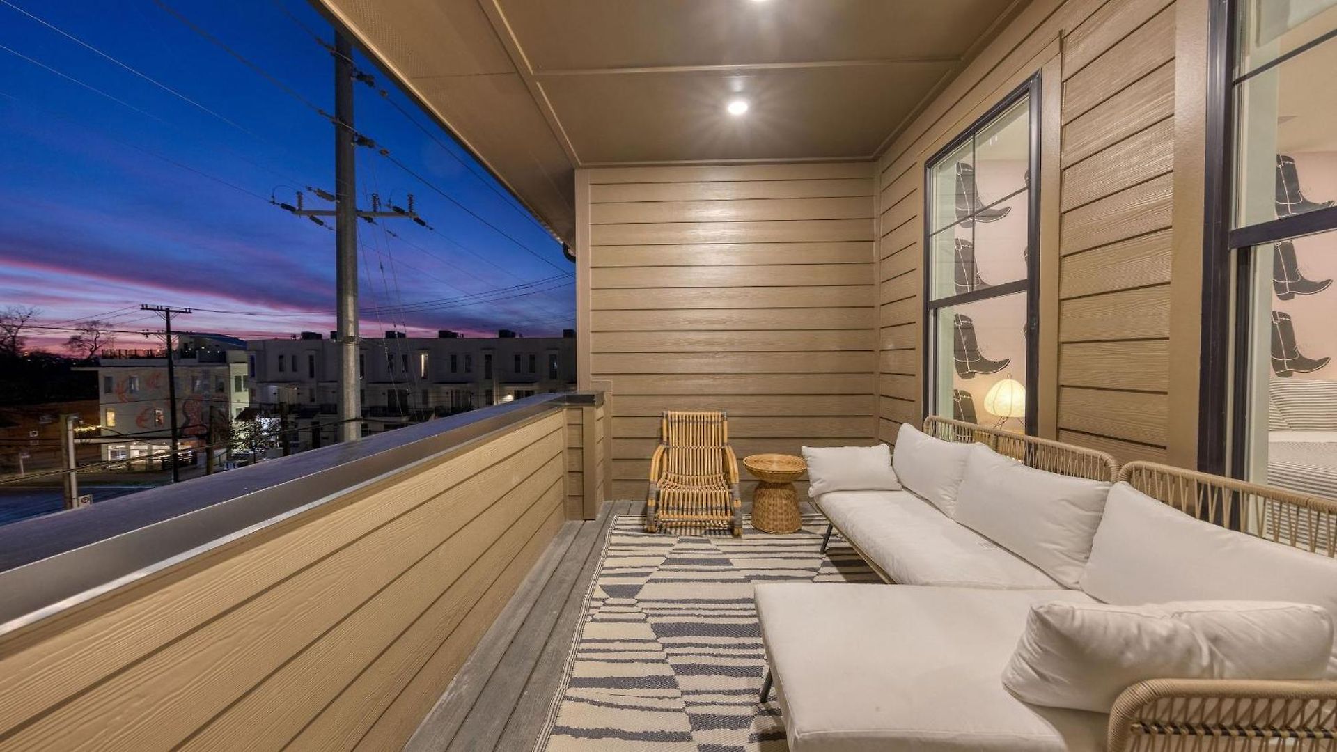 Minutes To Broadway Chic Newly Built 4bdr W Balcony 98 Degrees By Avantstay Nashville