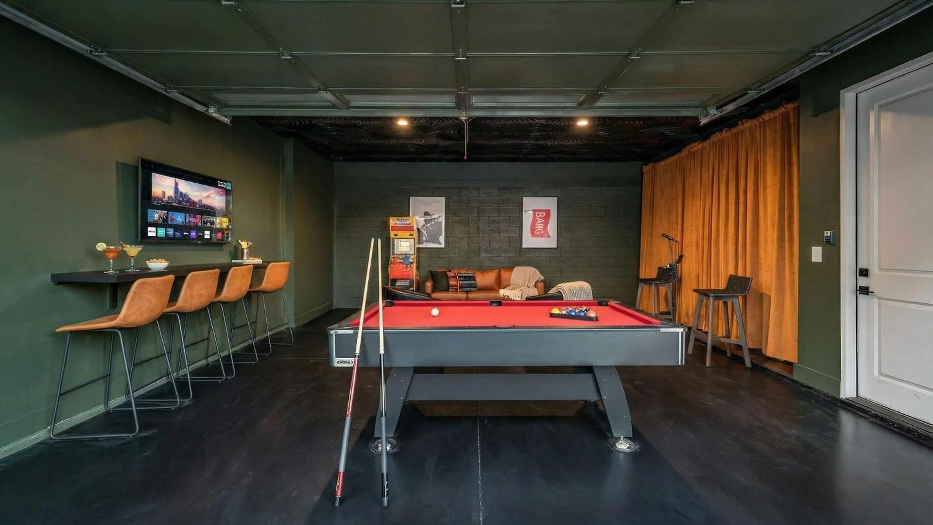 Rooftop Hot Tub Views Pac-man Pool Table
