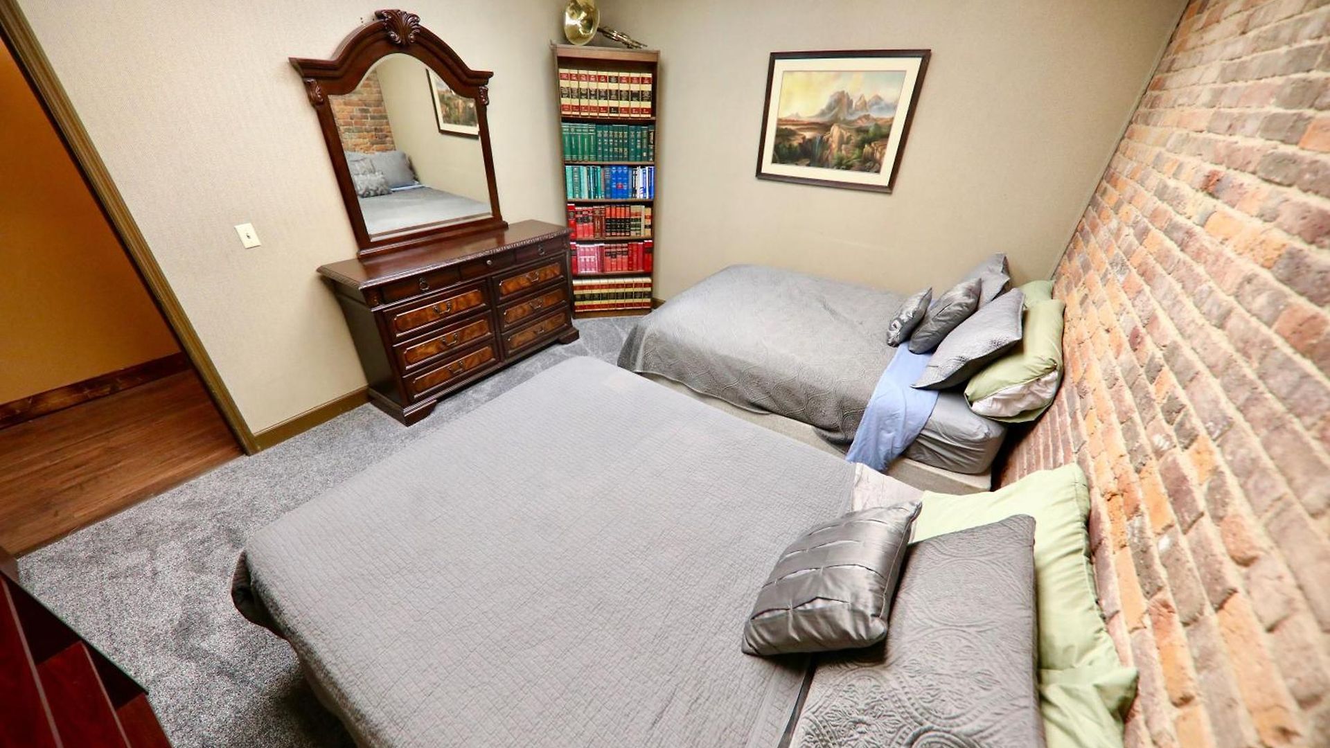 Broadway 4br 2bth 2500sf Art Gallery And Steam *