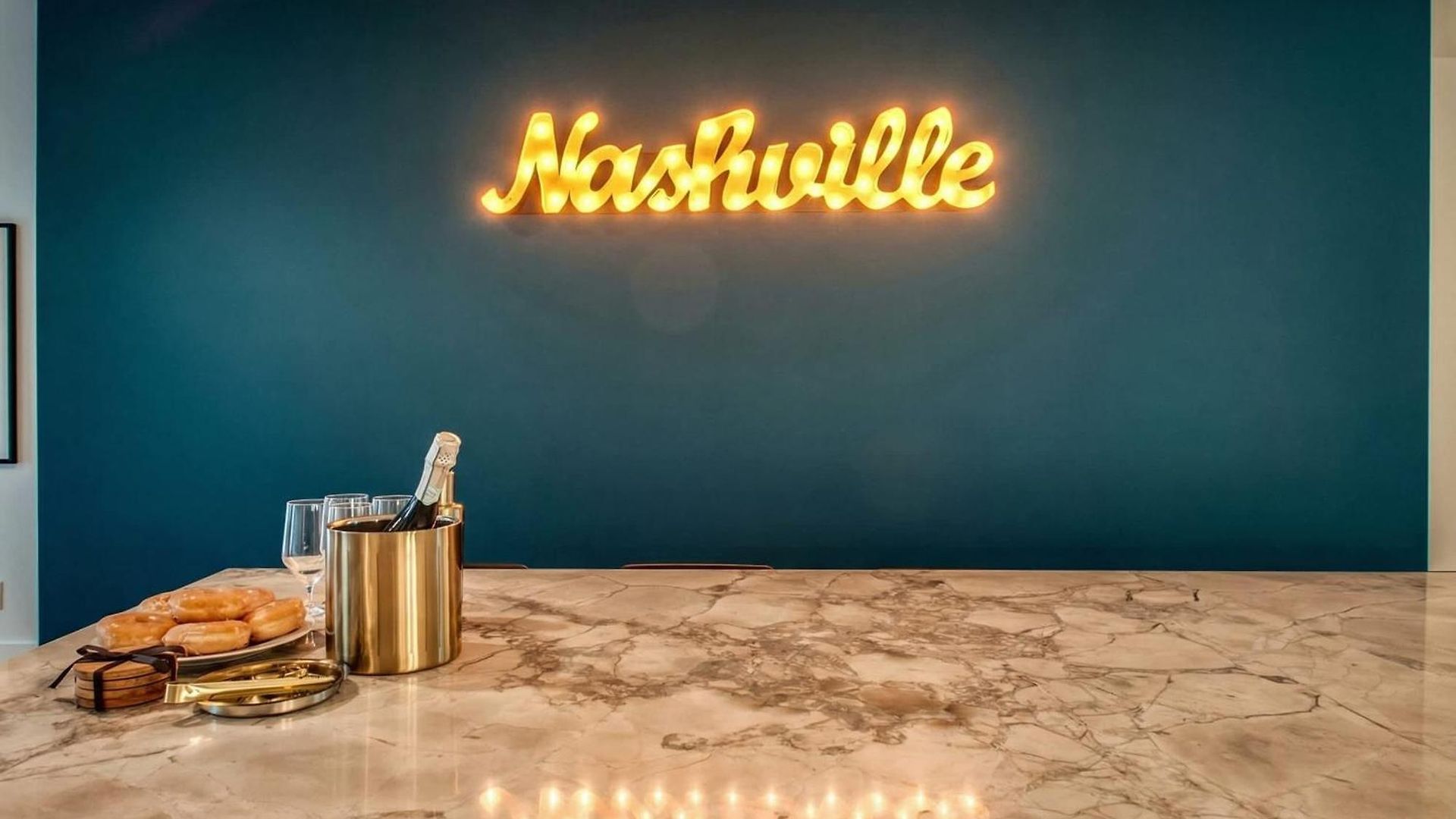 Rooftop Downtown Views - Bluebird Karaoke Nashville