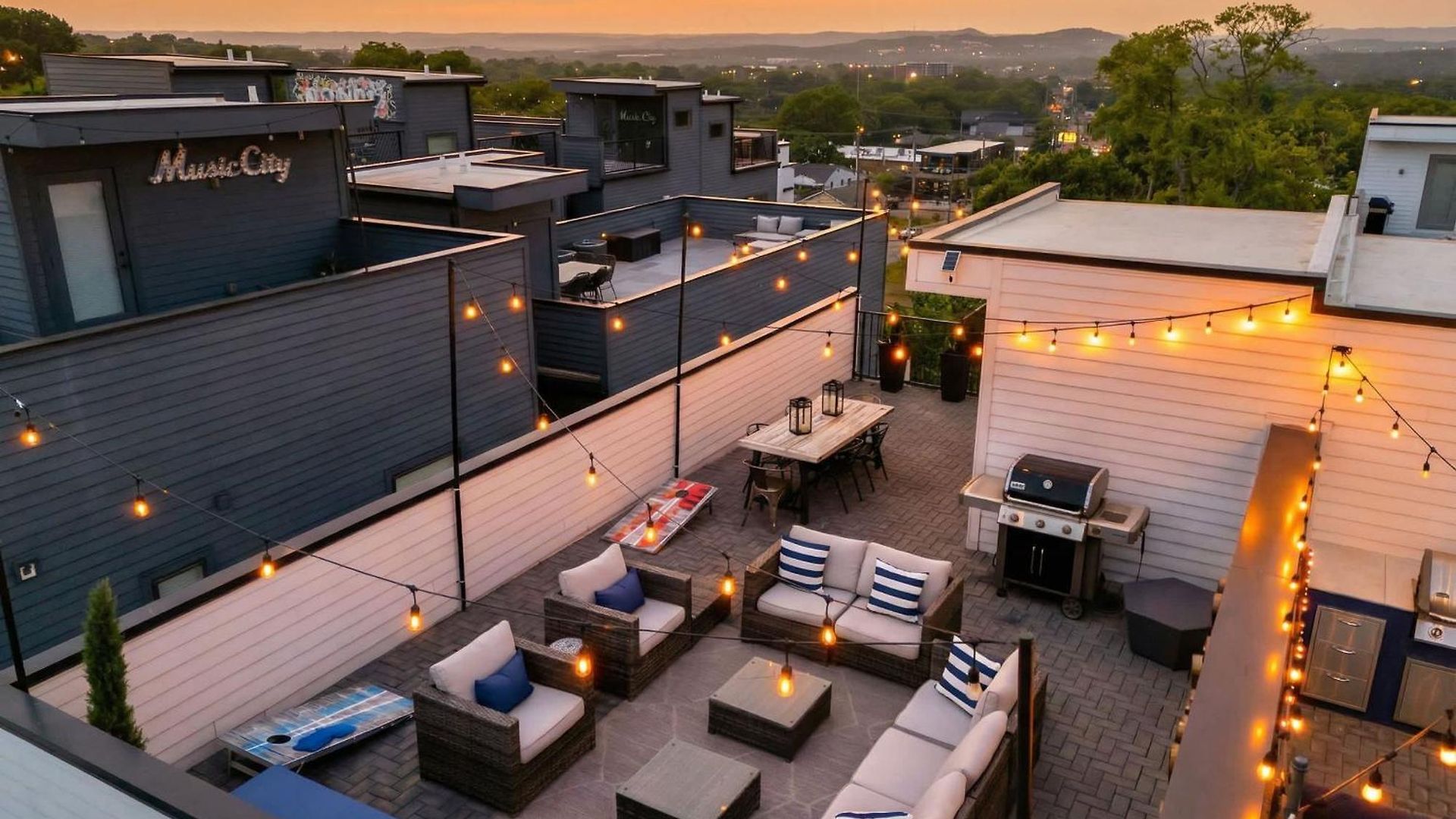 Rooftop Deck & Shuffleboard Bbq Near Downtown