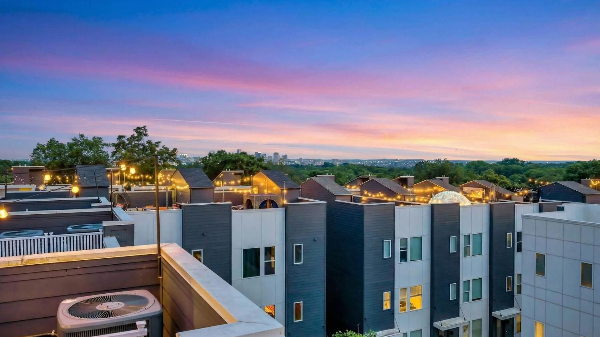 Rooftop Deck Grill Ping Pong Near Downtown Holiday home *