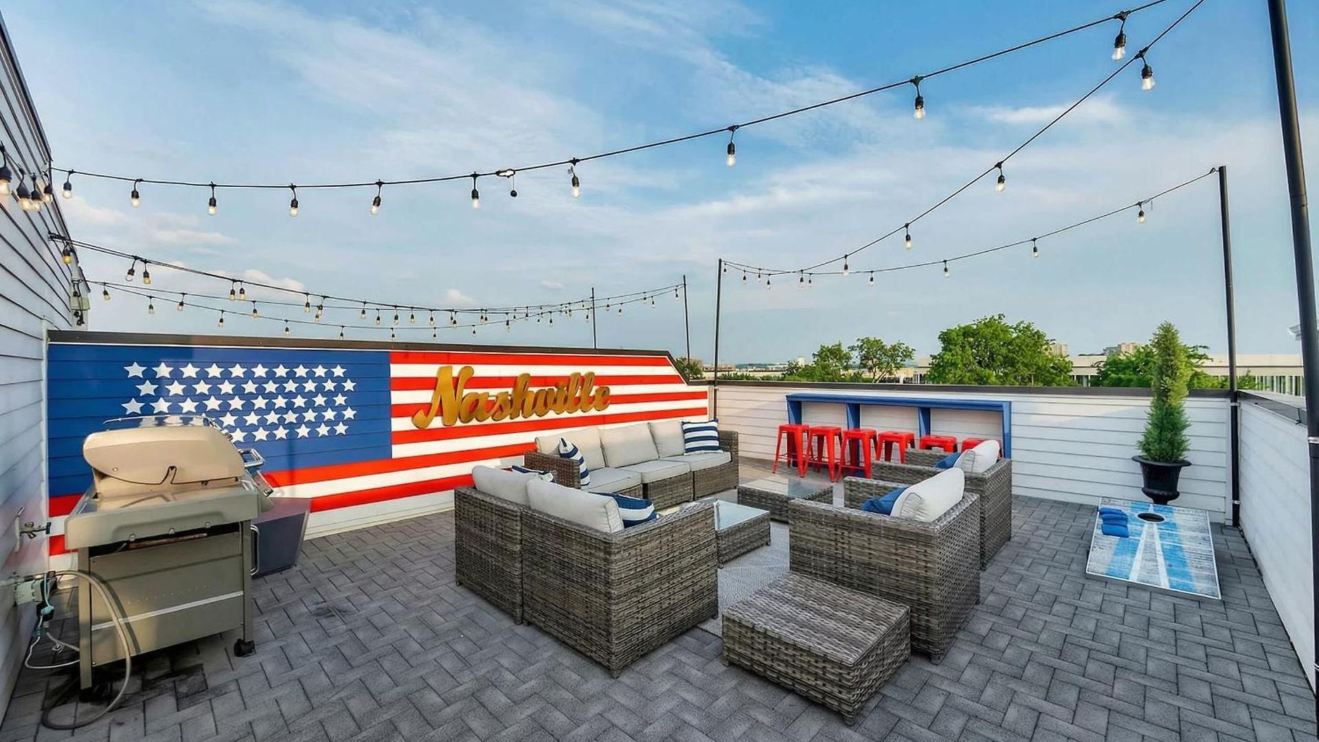 Rooftop Deck & Shuffleboard Bbq Near Downtown *