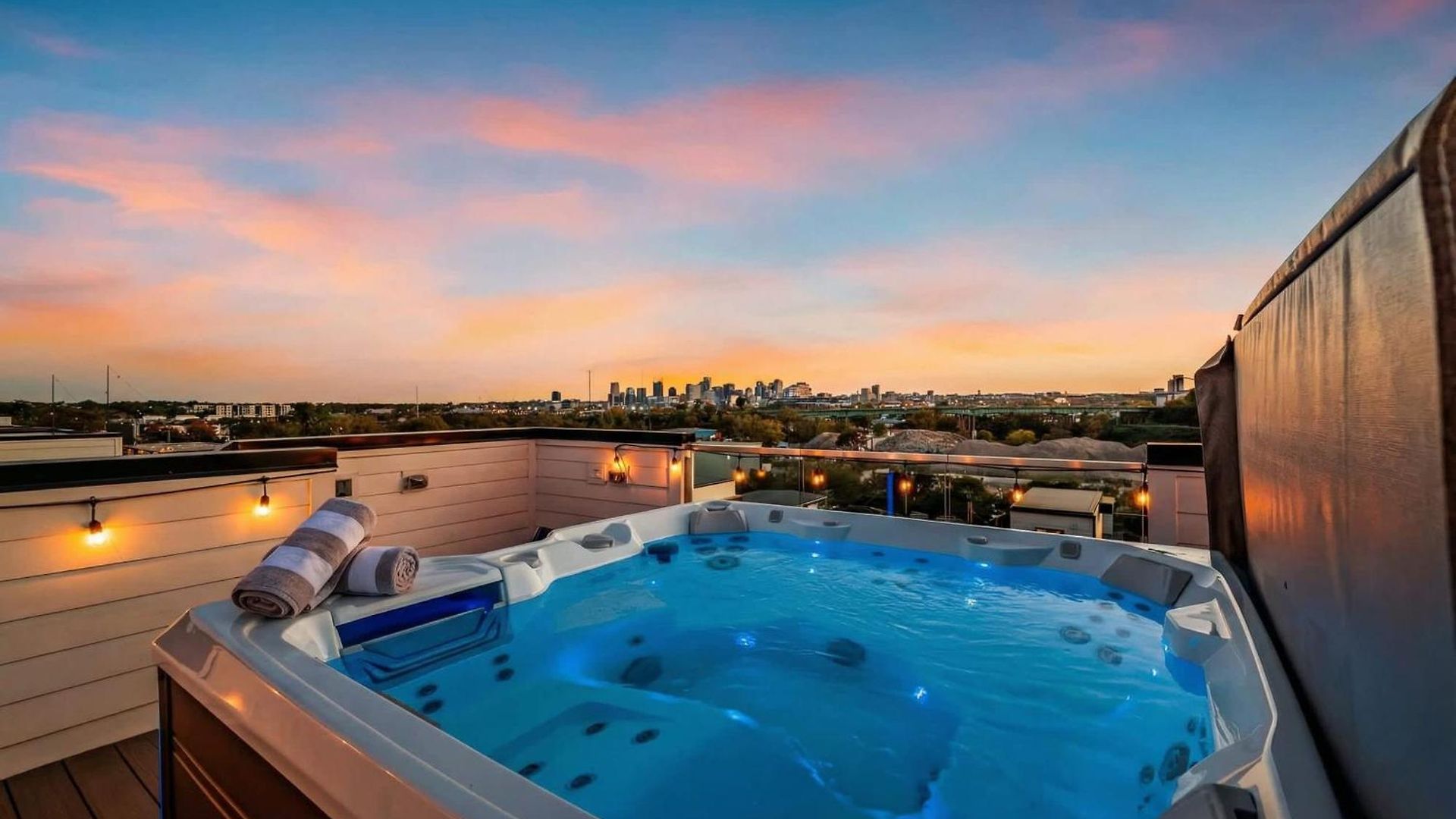 Disco Themed Hot Tub & Rooftop Decks In Holiday home Nashville