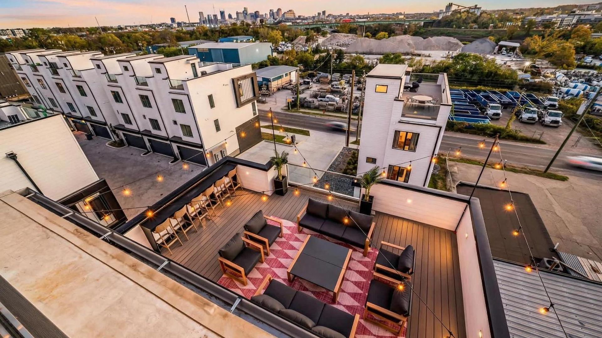 Disco Themed Hot Tub & Rooftop Decks In Holiday home *