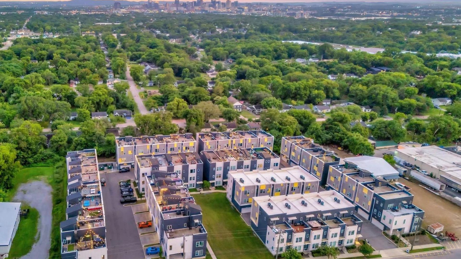 Holiday home Rooftop Deck Grill Ping Pong Near Downtown *