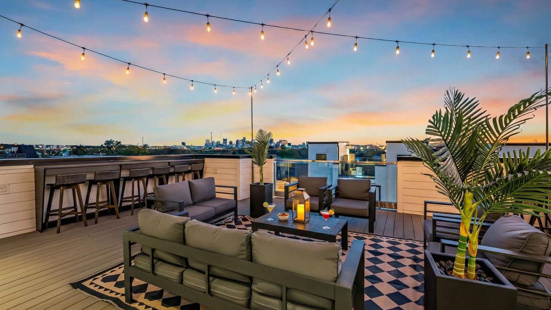 Rooftop Hot Tub Views Pac-man Pool Table Holiday home *