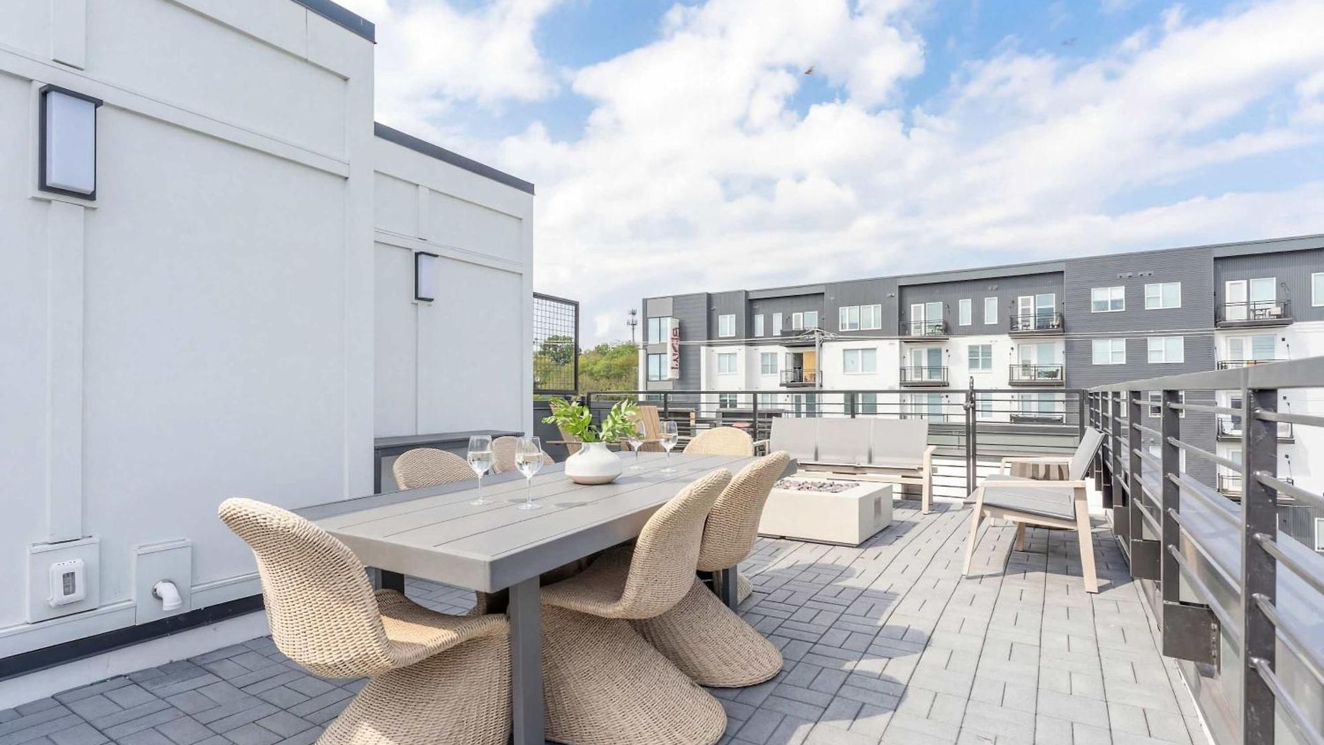 Luxe 4br Retreat With Rooftop Fire Pit & Garage Holiday home *
