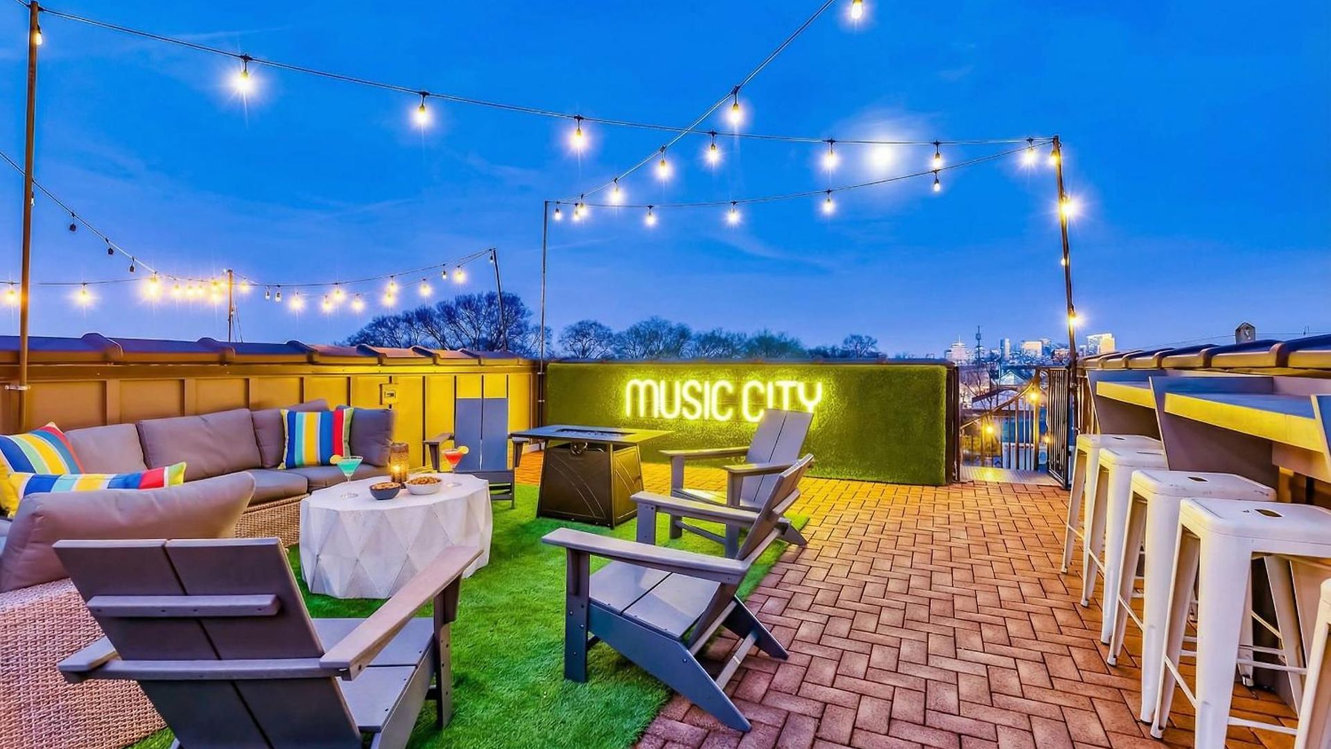 Skyline Views With Double Rooftop Deck & Game Holiday home *