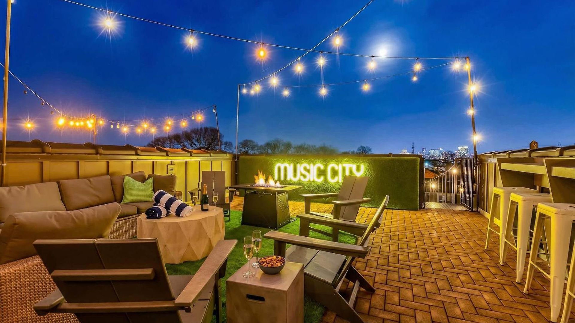 Skyline Views With Double Rooftop Deck & Game * Nashville