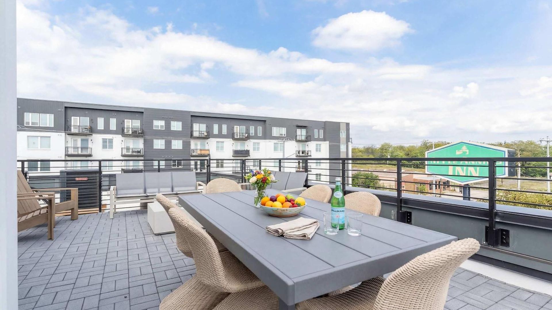 Luxe 4br Retreat With Rooftop Fire Pit & Garage Holiday home